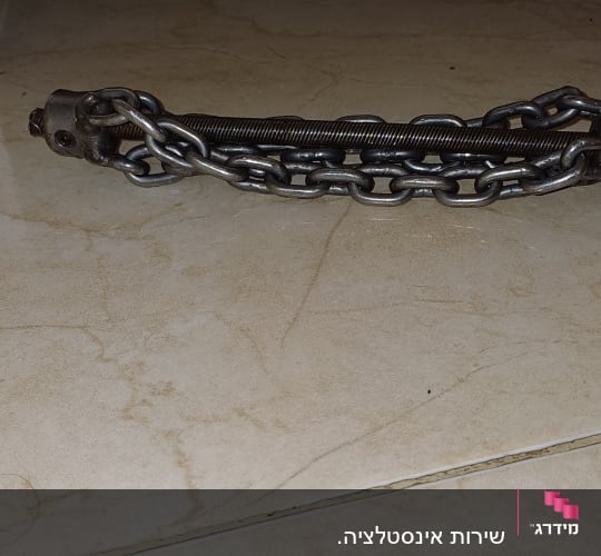 שרשרת מתכת על רצפה, כלי עבודה של אינסטלטור